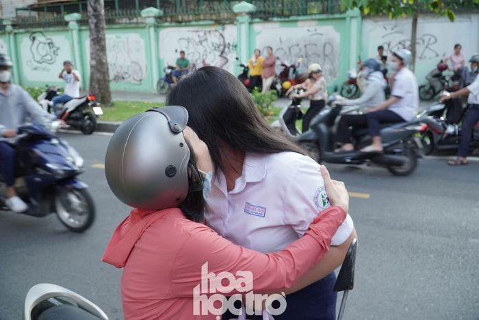 Những cái ôm động viên trước giờ G của phụ huynh dành cho sĩ tử 2K8.