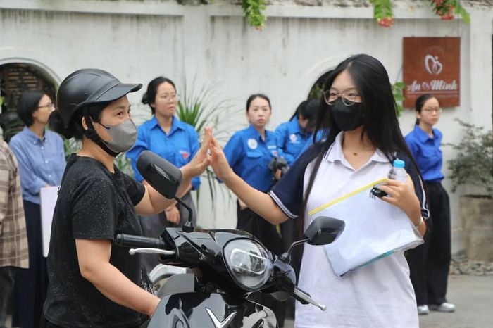 Thí sinh tại điểm thi THCS Nguyễn Trường Tộ (Hà Nội).