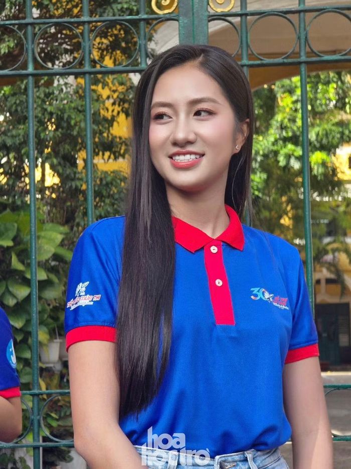 Hoa hậu Việt Nam Hà Trúc Linh tại điểm thi trường THPT Trưng Vương.