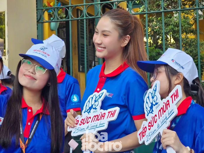 Hoa hậu Hoàn Vũ Việt Nam chụp ảnh cùng các bạn tình nguyện viên.