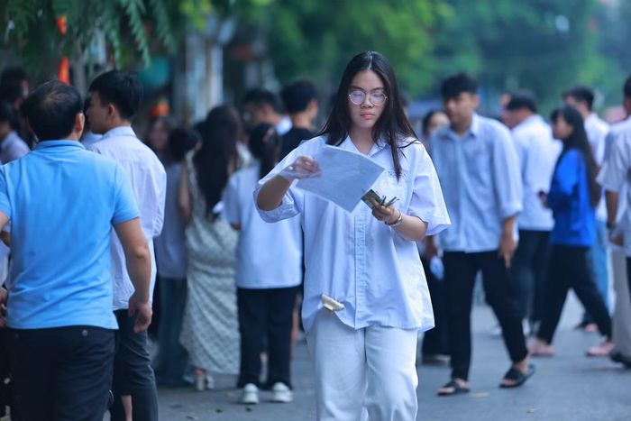 Thí sinh dự thi môn Ngữ văn sáng 11/6.