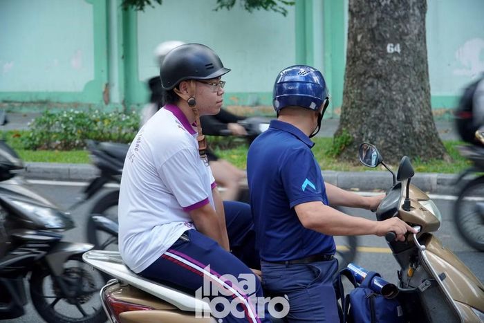 Các thí sinh ra về chuẩn bị cho buổi thi chiều ngày 11/6.