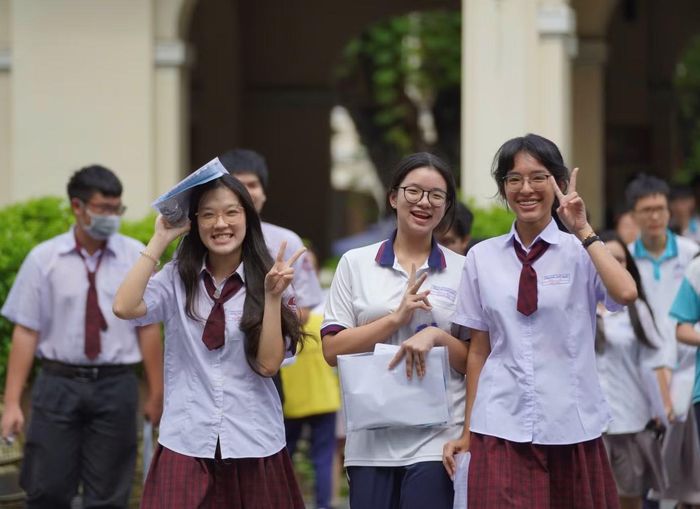  Thí sinh điểm thi THPT chuyên Lê Hồng Phong kết thúc môn thi Ngữ Văn. 