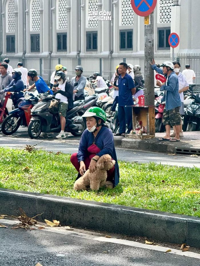 Phụ huynh đợi sĩ tử hoàn thành môn thi đầu tiên. Ảnh: Sài Gòn Nghen.
