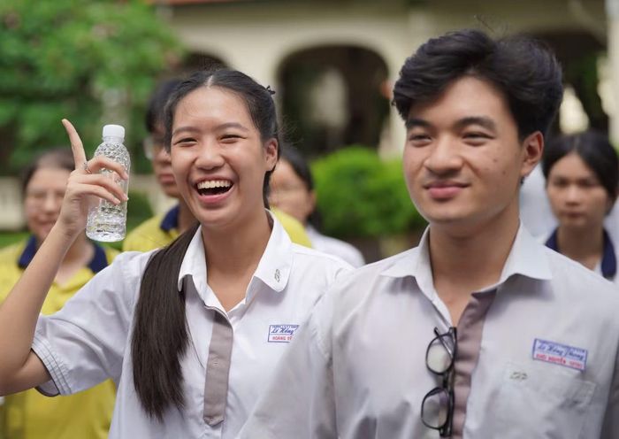  Thí sinh sau khi kết thúc môn thi Ngữ văn. 
