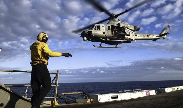 Nền tảng triển khai cuộc huấn luyện là tàu tấn công đổ bộ USS Tripoli, tàu chiến lớp America được biên chế cho Hải quân Mỹ từ năm 2020.