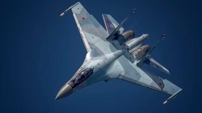 So với Su-35, động cơ của Rafale bị coi là yếu khi tỷ lệ lực đẩy trên trọng lượng rất thấp, đặc biệt khi mang tải trọng chiến đấu, thậm chí còn thấp hơn khi sử dụng thùng nhiên liệu phụ gắn ngoài.