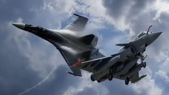 Mặc dù có vị thế thấp hơn trong VKS so với Su-57 và MiG-31 nhưng Su-35 vẫn tỏ ra vượt trội Rafale ở hầu hết các đặc tính chiến đấu quan trọng.