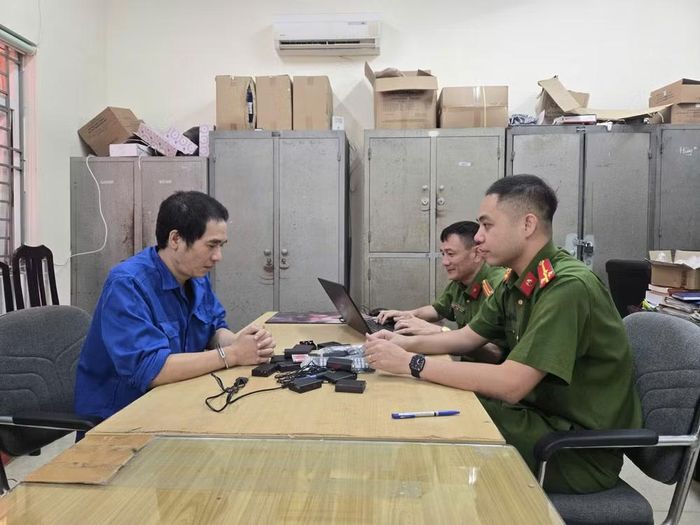 Công an phường Phúc Lợi làm việc với đối tượng Hoàng Liên Sơn