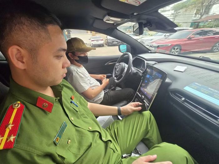 Khám xét nơi ở của đối tượng, cơ quan điều tra tiếp tục thu giữ số lượng lớn linh kiện điện tử, máy móc phục vụ sản xuất cùng nhiều tài liệu, vật chứng liên quan.
