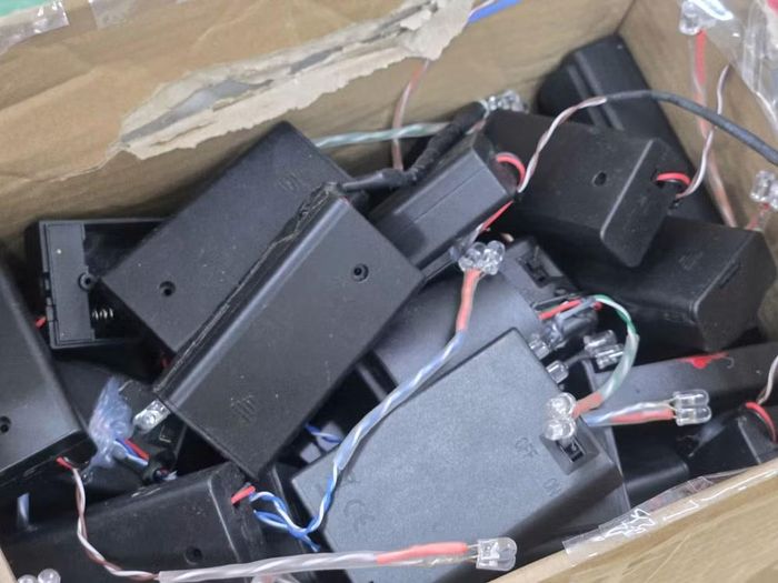 Từ tháng 8/2025 đến khi bị phát hiện, đối tượng đã tiêu thụ khoảng 600 thiết bị cho nhiều cá nhân tại Hà Nội, TP HCM, Đà Nẵng và một số địa phương khác trên cả nước.