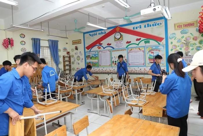 Các tình nguyện viên đã có mặt từ sớm để cung cấp bữa ăn miễn phí tại trường tiểu học Sơn Đà, cách điểm thi THPT Bất Bạt khoảng 50 mét.