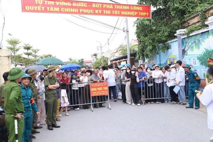 Từ 6h sáng lực lượng an ninh đã làm nhiệm vụ phân luồng, đảm bảo an ninh, an toàn tại khu vực thi.