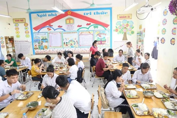 Mỗi suất ăn không chỉ góp phần bảo đảm sức khỏe cho các em trong những ngày thi căng thẳng mà còn là tình cảm, sự quan tâm và động viên của cấp ủy, chính quyền địa phương cùng cộng đồng doanh nghiệp dành cho thế hệ trẻ.
