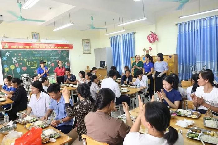 Nhằm đồng hành cùng các sĩ tử và phụ huynh trong Kỳ thi tốt nghiệp THPT năm 2026, UBND xã Bất Bạt đã phối hợp cùng CLB Doanh nghiệp Bất Bạt chuẩn bị gần 400 suất ăn "0 đồng" trao tặng các thí sinh và phụ huynh tại điểm thi Trường THPT Bất Bạt.