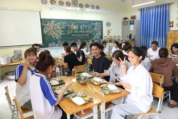 Từ những suất ăn nghĩa tình, những chai nước mát lành đến sự tận tâm của lực lượng tình nguyện viên, tất cả đã tạo nên một mùa thi ấm áp, an toàn và đầy yêu thương.
