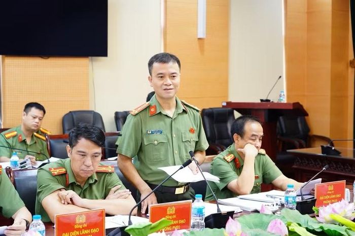 Thượng tá Phương Minh Thắng, Phó Trưởng phòng Hậu cần CATP báo cáo tại Hội nghị.