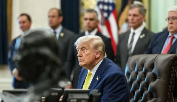 Theo ông Trump, phía Tehran đã đề nghị Mỹ dừng các cuộc tấn công và Washington sẵn sàng chấm dứt chiến dịch nếu hai bên đạt được thỏa thuận trong ngày 11/6. Tuy nhiên, ông cũng cảnh báo các cuộc không kích có thể được nối lại nếu đàm phán không mang lại kết quả.