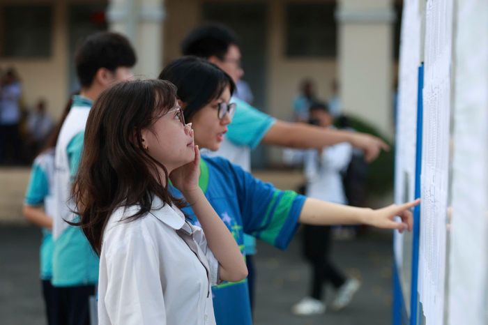Trước kỳ thi, Thứ trưởng Bộ Giáo dục và Đào tạo Hoàng Minh Sơn cho biết đề thi tốt nghiệp trung học phổ thông năm 2026 sẽ bảo đảm đánh giá đúng năng lực học sinh, bám sát chương trình học và có sự cân bằng về độ khó giữa các môn.