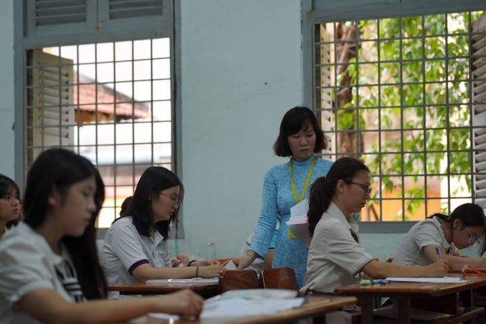 Ngữ văn tiếp tục là môn thi duy nhất theo hình thức tự luận, gồm hai phần đọc hiểu và viết. Với các môn trắc nghiệm, câu hỏi được thiết kế với với các dạng nhiều lựa chọn, đúng - sai và trả lời ngắn.