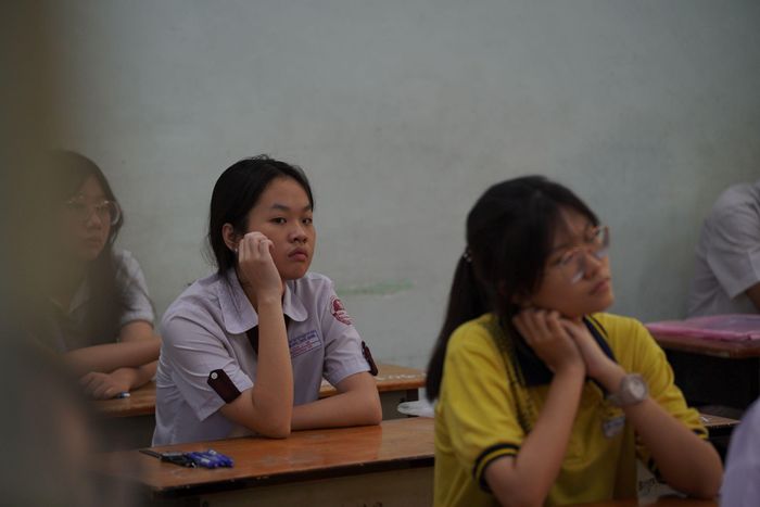 Theo Bộ Giáo dục và Đào tạo, đề thi tốt nghiệp trung học phổ thông năm 2026 không thay đổi về cấu trúc so với năm trước. Nội dung bám sát chương trình học phổ thông, chủ yếu là kiến thức lớp 12, đồng thời lồng ghép một số câu hỏi của lớp 10 và lớp 11 nhằm đánh giá toàn diện năng lực học sinh.