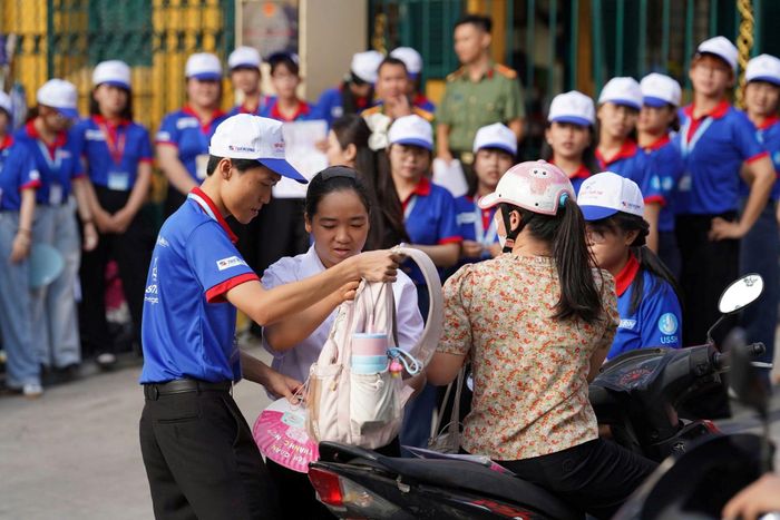 Từ 6h30 phút sáng, nhiều phụ huynh đã đưa con đến điểm thi, tranh thủ động viên trước giờ làm bài; trong khi đó, các sinh viên tình nguyện tích cực hỗ trợ thí sinh và hướng dẫn tại khu vực thi.