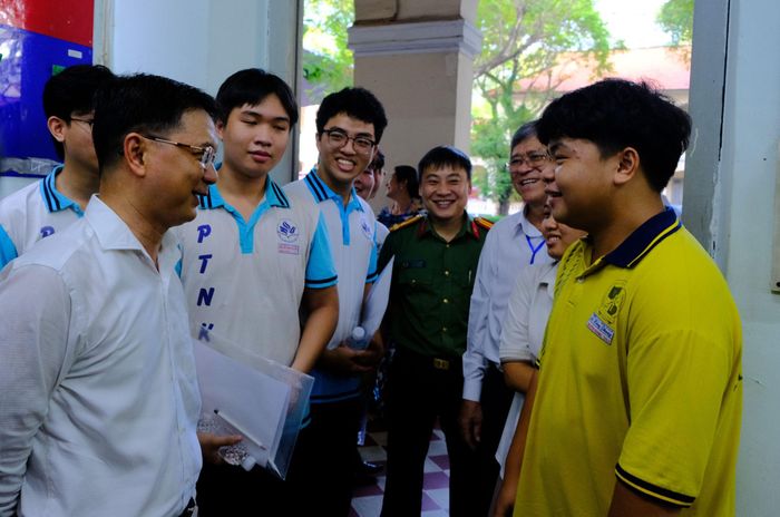 Phó Chủ tịch UBND TPHCM Nguyễn Mạnh Cường kiểm tra và động viên sĩ tử trước giờ thi môn văn tại điểm thi trường THPT Chuyên Lê Hồng Phong.