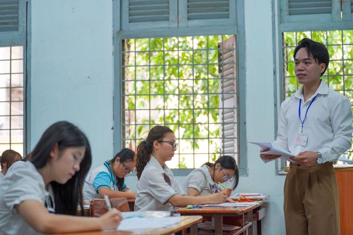Kỳ thi được tổ chức trong 3 buổi với hai môn bắt buộc là ngữ văn, toán và hai môn tự chọn. Sáng 11-6, thí sinh thi ngữ văn trong 120 phút, chiều thi toán trong 90 phút. Ngày mai (12-6), các em hoàn thành hai môn tự chọn.