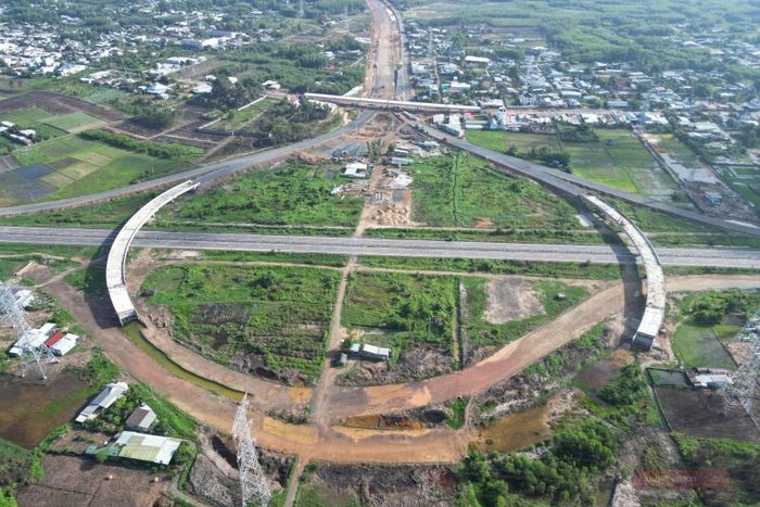 Tại khu vực nút giao với cao tốc Bến Lức - Long Thành, 12/14 bản mặt cầu đã hoàn thành. Các hạng mục lan can và kết cấu phụ trợ đang được triển khai đồng bộ cùng hệ thống tường chắn tại khu vực nút giao hương lộ 19.