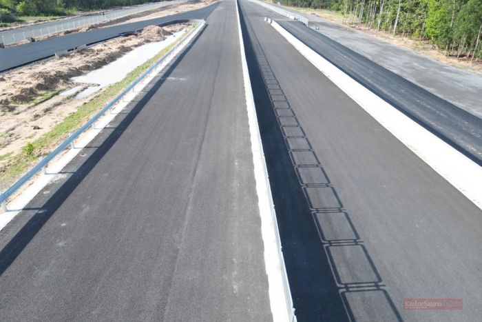 Gói thầu số 32 (đoạn từ nút giao ĐT25B đến cuối tuyến) hiện là điểm sáng về tiến độ khi đạt khoảng 77,9% giá trị hợp đồng, vượt hơn 10% so với kế hoạch đề ra. Các công trình quan trọng như cầu Lý Tự Trọng, cầu ĐT769 và hai cầu vượt đã hoàn tất thi công