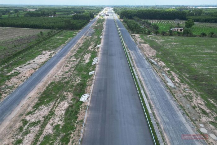 Riêng gói thầu số 26 dài khoảng 2,2km hiện có tiến độ chậm hơn dự kiến, chỉ đạt 58,5% giá trị hợp đồng (thấp hơn 10% so với kế hoạch). Để khắc phục, Ban Quản lý dự án đã thống nhất với nhà thầu chính bổ sung thêm nhà thầu phụ nhằm tăng tốc thi công các hạng mục còn lại.
