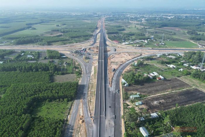 Còn gói thầu số 26 đang chậm tiến độ, chủ đầu tư đã làm việc với Công ty CP Xây dựng Tân Nam và thống nhất bổ sung nhà thầu phụ nhằm đẩy nhanh tiến độ thi công. Dự kiến gói thầu này hoàn thành và đưa vào khai thác trước ngày 30-9, đồng bộ với tiến độ chung của toàn bộ dự án.