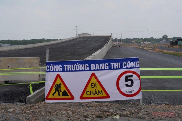 Hàng rào công trường vẫn được duy trì tại khu vực này nhằm phục vụ việc hoàn thiện các hạng mục còn lại trước khi đưa công trình vào vận hành.