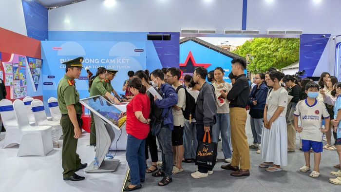 Người dân xếp hàng tham quan, trải nghiệm tại một khu vực trưng bày trong khuôn khổ triển lãm.