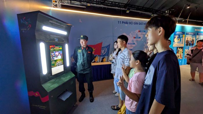 Bên cạnh trưng bày tư liệu, hình ảnh, sự kiện ứng dụng nhiều công nghệ tương tác như thực tế ảo, 3D mapping, hologram, cùng các khu trải nghiệm về an ninh mạng, phòng chống lừa đảo công nghệ cao, bảo tàng số, camera thông minh và pháp luật.