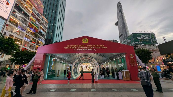 Chương trình Gala “Tổ quốc bình yên” cùng các hoạt động triển lãm, trải nghiệm diễn ra từ ngày 11 đến 14-6 tại phố đi bộ Nguyễn Huệ, gồm triển lãm trải nghiệm thực tế “Hành trình bình yên” và chương trình nghệ thuật chủ đề “Sống trong lòng địch và giữ vững thành đồng”