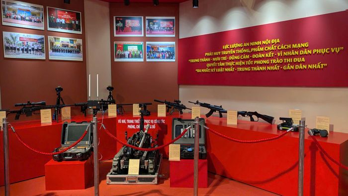 Một số không gian triển lãm nổi bật tại sự kiện như “Theo dấu chân Người, giữ trọn bình yên” và “80 năm An ninh nhân dân - Lá chắn thầm lặng”, tái hiện những dấu mốc, chiến công và đóng góp của lực lượng An ninh nhân dân qua các thời kỳ.