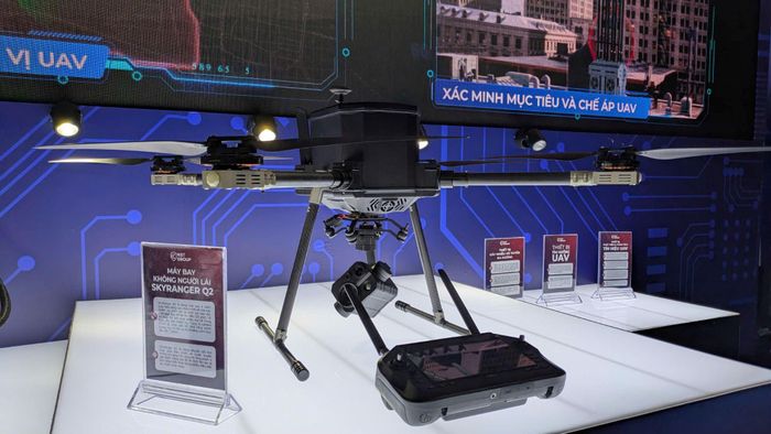 Một mẫu phương tiện bay không người lái (UAV) được trưng bày tại sự kiện.