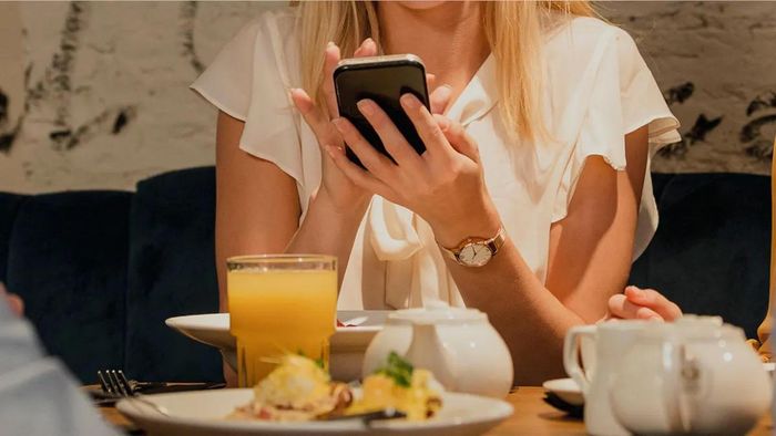 Con người ngày càng gắn liền với thiết bị số.