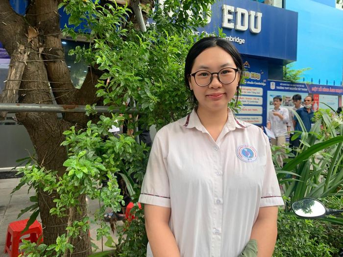 Em Bùi Lan Anh (học sinh trường THPT Hoàng Mai, Hà Nội) cho biết đề thi Ngữ văn em thấy vừa sức dù đây không phải là môn học sở trường của em. Lan Anh hi vọng sẽ đạt 7 điểm ở bài thi này và kỳ vọng vào 2 môn tự chọn ngày 12/6 là Lịch sử và Địa lý đạt kết quả tốt. Em đã định hướng vào Trường Cao đẳng Công thương.