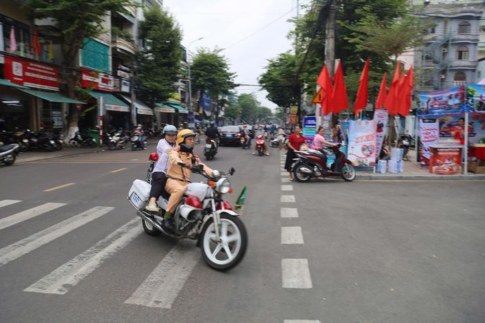 Lực lượng CSGT, Công an tỉnh Quảng Ngãi đưa thí sinh đến điểm thi an toàn. Ảnh: BT.