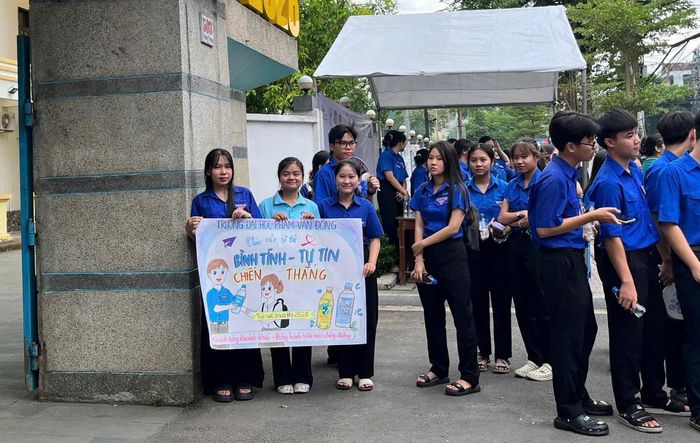 Tình nguyện viên động viên thí sinh. Ảnh: NT.