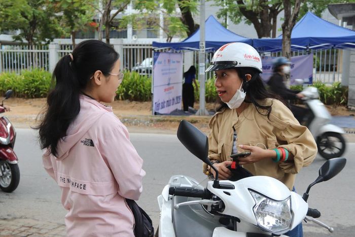 Phụ huynh động viên con em mình trước khi vào phòng thi. Ảnh: NT.