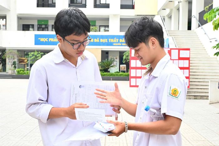 Em Nguyễn Thái Sơn (bên phải), học sinh Trường THPT Phan Huy Chú - Đống Đa nhận xét: "Đề thi năm nay khá bất ngờ đối với em, đặc biệt ở cách tiếp cận ngữ liệu và yêu cầu của một số câu hỏi. Tuy nhiên, em vẫn hoàn thành được bài làm và khá hài lòng với phần thể hiện của mình. Em tự tin có thể đạt khoảng 8 điểm".