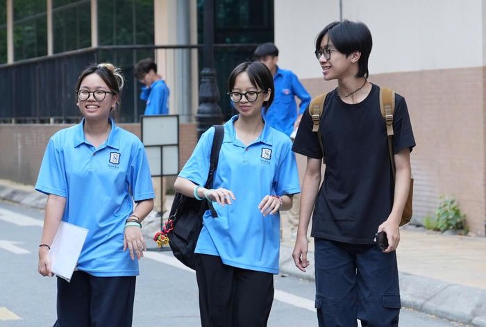 Thí sinh tại điểm thi Trường THPT Mỹ Đình.