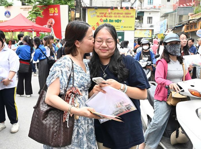 Phụ huynh động viên con sau khi kết thúc bài thi đầu tiên.