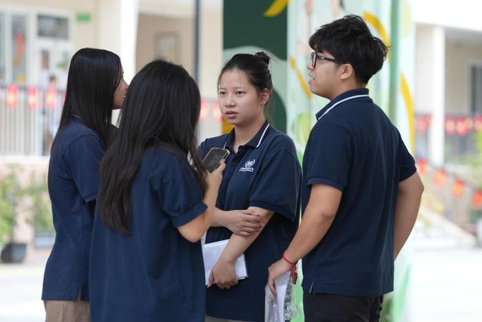 Ghi nhận tại nhiều điểm thi trên địa bàn TP Hà Nội, đa số thí sinh đánh giá đề thi phù hợp với định hướng của Chương trình Giáo dục phổ thông 2018 khi chú trọng khả năng đọc hiểu, tư duy và vận dụng kiến thức vào thực tiễn thay vì kiểm tra khả năng ghi nhớ máy móc.