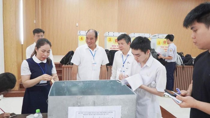 Tại các điểm thi năm nay, lực lượng tiếp sức mùa thi ở thành phố Huế bố trí các thùng cất giữ điện thoại cho thí sinh. Ảnh: Đ.H.