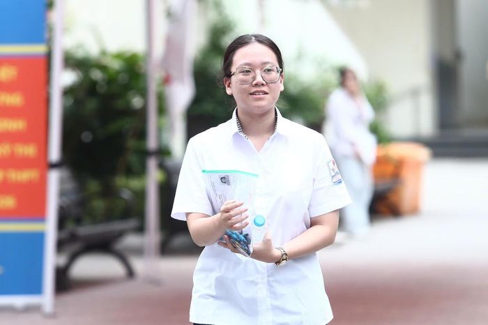 Thí sinh hoàn thành bài thi môn Toán chiều 11/6 tại Hà Nội. Ảnh: Lê Khánh