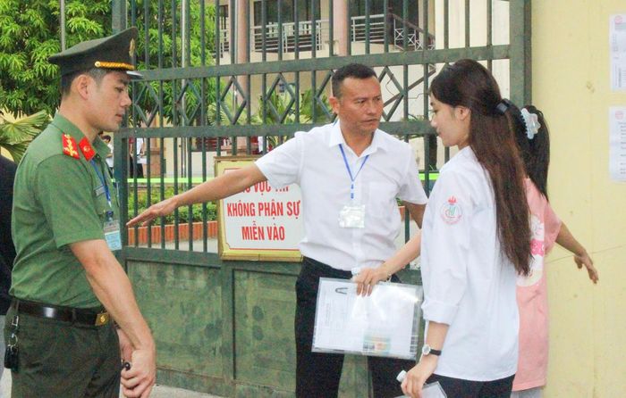 Việc sử dụng máy quét giúp phát hiện kịp thời các thiết bị điện tử không được phép mang vào khu vực thi.
